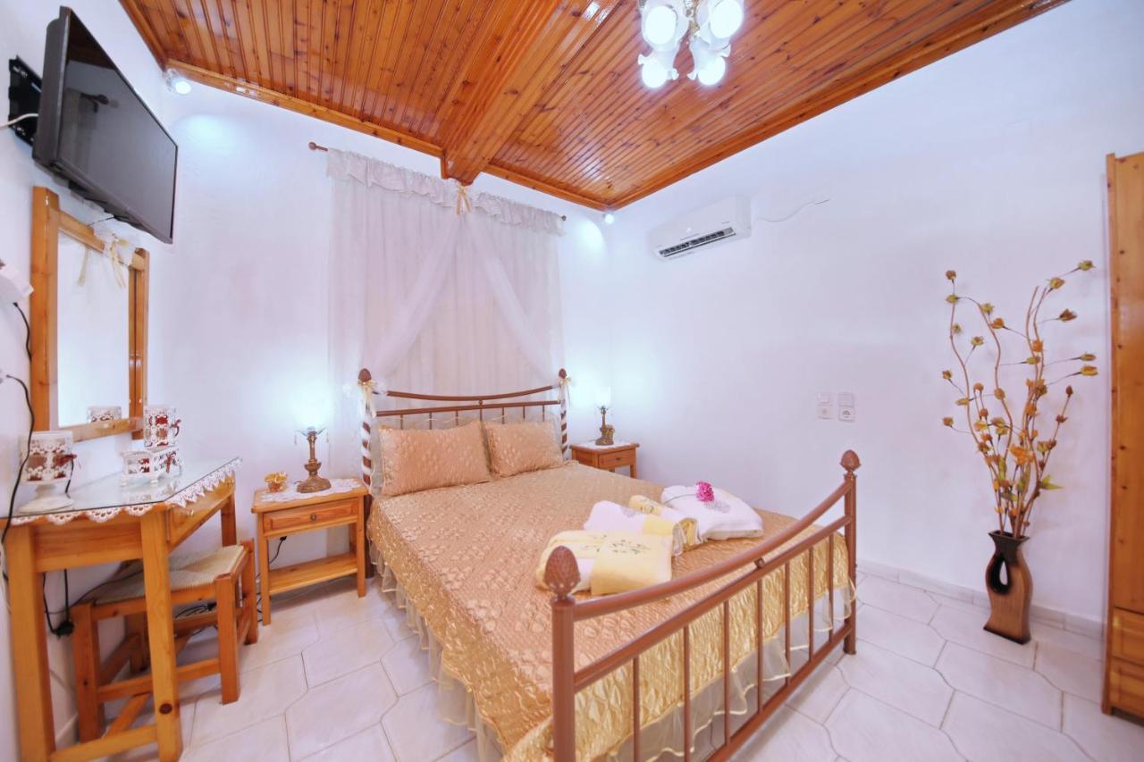 Vasia'S Small Villa Skopelos Town Exterior photo